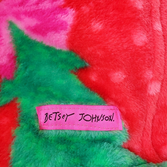 BETSEY JOHNSON Holiday Plush Fleece Throw Blanket - Picture 4 of 7